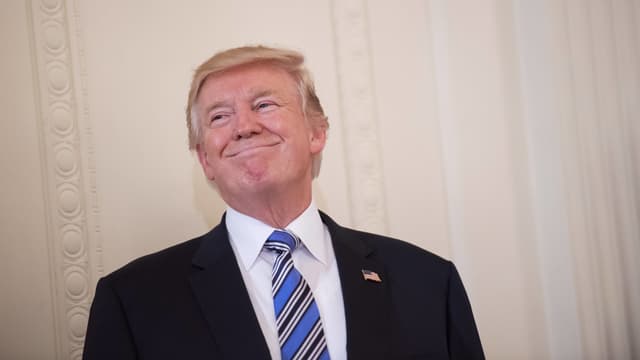 Trump grinst. Trump grinst.