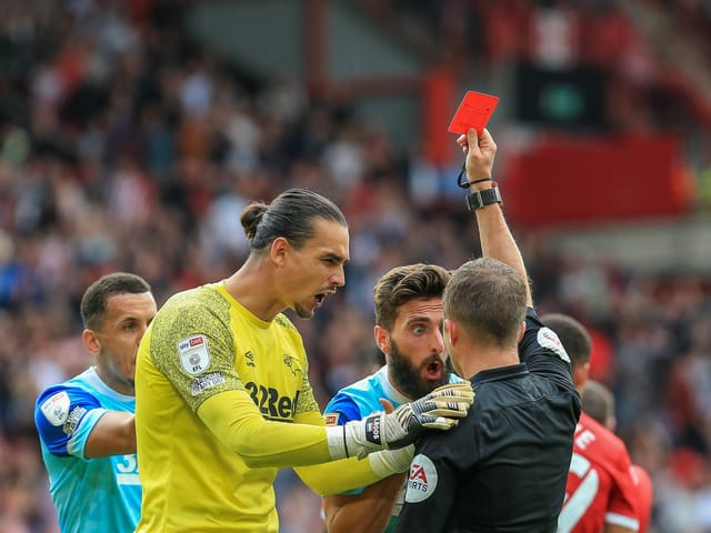 Derby Countys Kelle Roos (M.) traut seinen Augen nicht, als er von Referee David Webb für eine Notbremse die rote Karte gezeigt kriegt. Doch es kommt noch schlimmer: Sheffield gewinnt später die Championship-Partie dank einem späten Treffer 1:0.