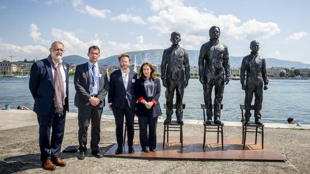 Neben den Statuen: Carlo Sommaruga, UN-Folterbeauftragter Nils Melzer, Assanges Anwalt Antoine Vey und Stella Morris, die Verlobte von Assange. Neben den Statuen: Carlo Sommaruga, UN-Folterbeauftragter Nils Melzer, Assanges Anwalt Antoine Vey und Stella Morris, die Verlobte von Assange.