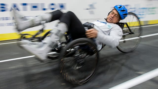 Ein Mann, der ein Rennen fährt. Er hat robotische Hilfsmittel. Ein Mann, der ein Rennen fährt. Er hat robotische Hilfsmittel.