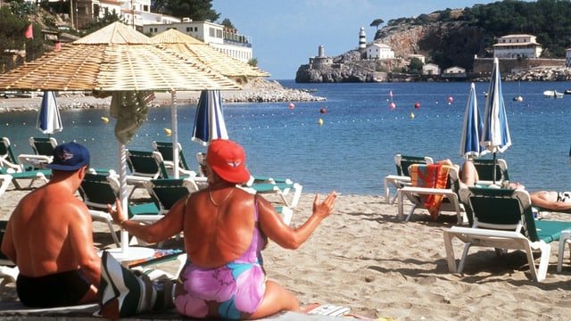 Mann und Frau am Strand in Mallorca. Mann und Frau am Strand in Mallorca.