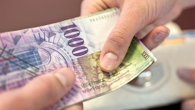 Hände halten Banknoten. Hände halten Banknoten.