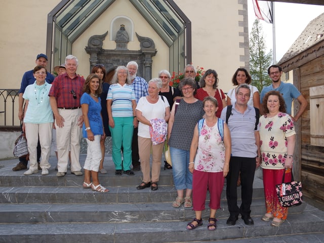Eine Gruppe von Männern und Frauen auf einer Treppe.