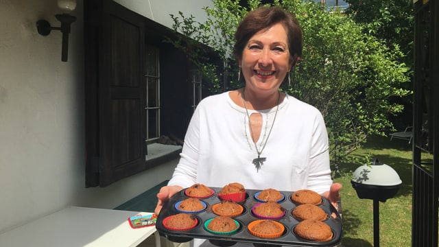 ina dunna che preschenta muffins ina dunna che preschenta muffins