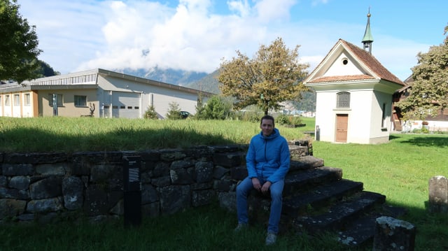 Mann vor Kapelle Mann vor Kapelle