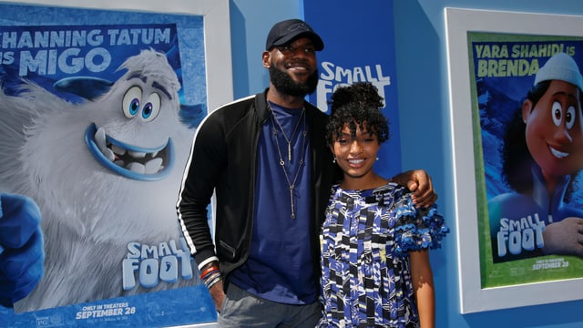 LeBron James posiert mit Yara Shahidi anlässlich der Filmpremiere. LeBron James posiert mit Yara Shahidi anlässlich der Filmpremiere.