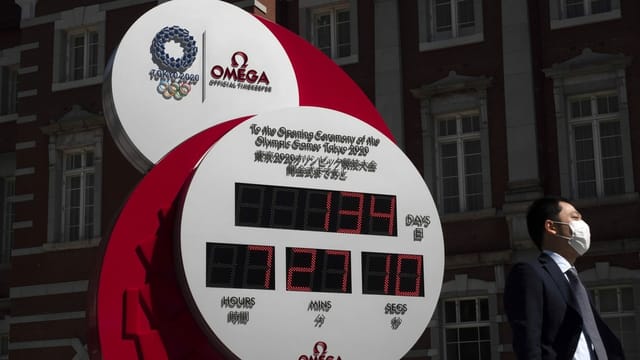 Countdown-Uhr und eine Person mit Schutzmaske. Countdown-Uhr und eine Person mit Schutzmaske.