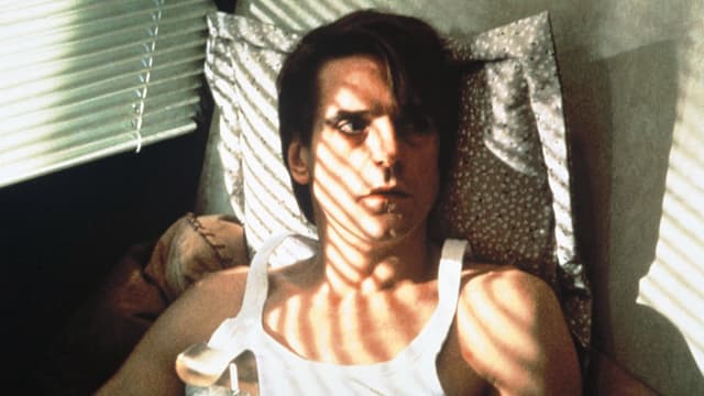 Der Schauspieler Jeremy Irons im Bett liegend. Der Schauspieler Jeremy Irons im Bett liegend.