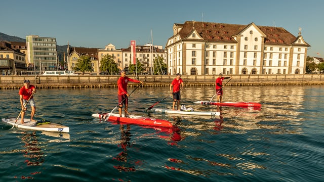 Vier Männer auf Stand-Up-Paddle Vier Männer auf Stand-Up-Paddle