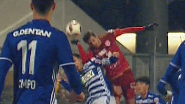 Deutlich zu sehen: Der Vaduzer Schürpf (in Rot) ist mit der Hand am Ball, nicht sein Lausanner Gegenspieler. Deutlich zu sehen: Der Vaduzer Schürpf (in Rot) ist mit der Hand am Ball, nicht sein Lausanner Gegenspieler.