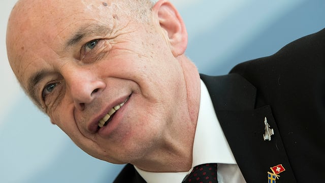 Bundesrat Ueli Maurer mit Gripen-Anstecker. Bundesrat Ueli Maurer mit Gripen-Anstecker.