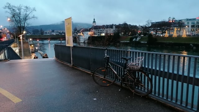 Velo vor Geländer Velo vor Geländer