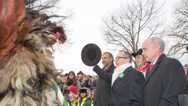 Ein bedrohlicher Leu posiert vor einem beeindruckt wirkenden Bundesrat Ueli Maurer. Ein bedrohlicher Leu posiert vor einem beeindruckt wirkenden Bundesrat Ueli Maurer.