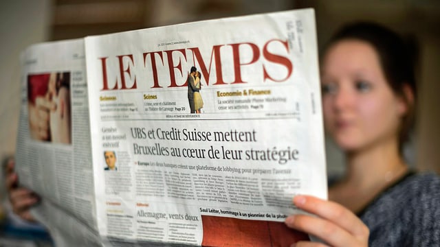 Frau liest «Le Temps» Frau liest «Le Temps»