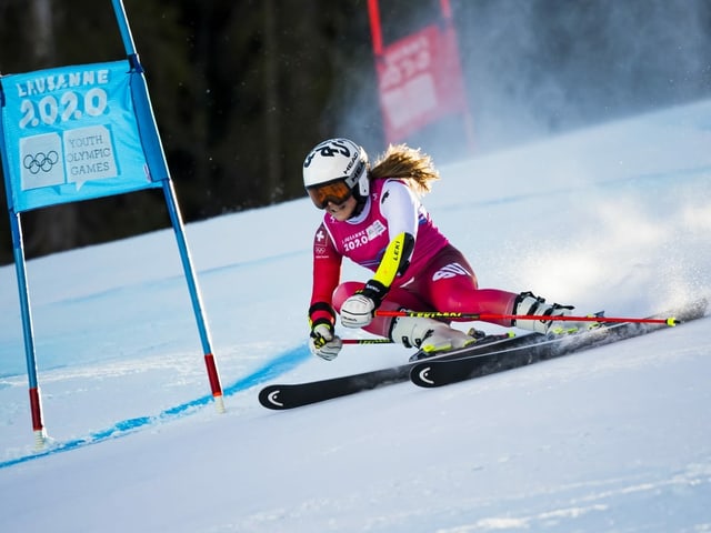 Skifahrerin fährt um ein Tor. Skifahrerin fährt um ein Tor.