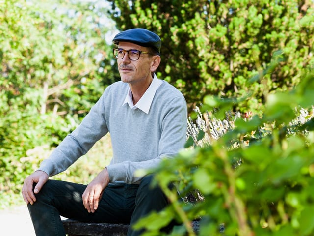 Simon Gebs sitzt im Grünen. Simon Gebs sitzt im Grünen.