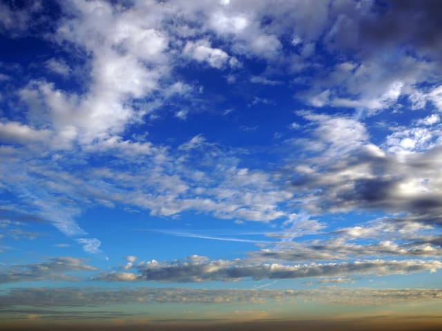 Blauer Himmel mit einigen Wolken.