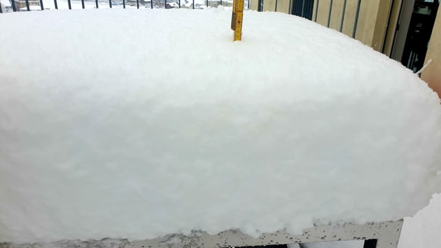 Gartentisch mit viel Schnee.