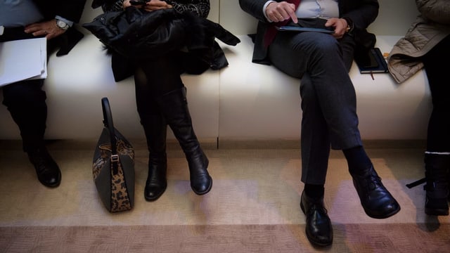 Frau und Mann sitzen auf einer Bank Frau und Mann sitzen auf einer Bank