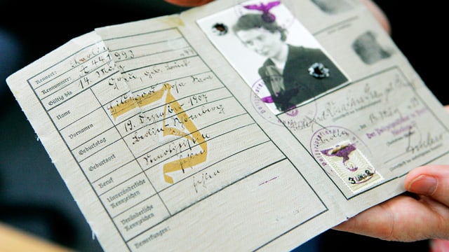Ein deutscher Pass aus der NS-Zeit mit dem grossen «J» Stempel. Ein deutscher Pass aus der NS-Zeit mit dem grossen «J» Stempel.
