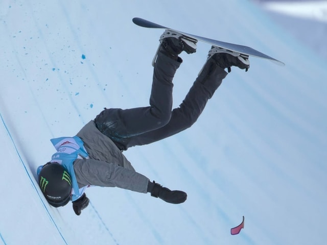 Iouri Podladtchikov bei einem Sturz in der Halfpipe.