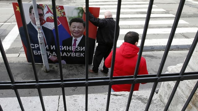 Ein Plakat zeigt den Händedruck von Vucic und Xi Ein Plakat zeigt den Händedruck von Vucic und Xi