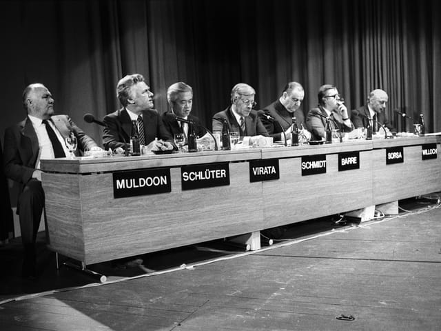 Ein Podium aus dem Jahr 1983. Mit dabei sind auch der damalige deutsche Bundeskanzler Helmut Schmidt und der ehemalige französische Premier Raymond Barre.