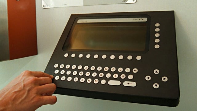 Eine Hand bedient ein elektronisches Telefonbuch. Eine Hand bedient ein elektronisches Telefonbuch.