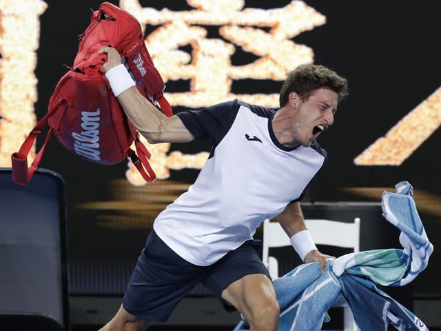 Pablo Carreño Busta schmeisst seine Tasche auf den Boden. Pablo Carreño Busta schmeisst seine Tasche auf den Boden.