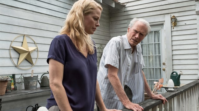 Clint Eastwoods eigene Tochter Alison Eastwood spielt Earl Stones Tochter Iris. Clint Eastwoods eigene Tochter Alison Eastwood spielt Earl Stones Tochter Iris.