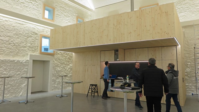 Innenansicht mit Holzkonstruktion mit Küche und Galerie Innenansicht mit Holzkonstruktion mit Küche und Galerie