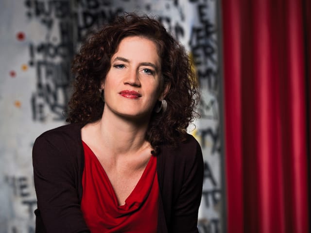 Literaturkritikerin blickt in die Kamera. Literaturkritikerin blickt in die Kamera.