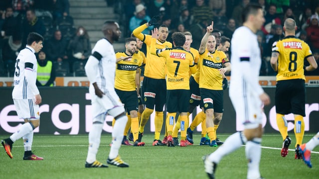 Die YB-Spieler jubeln, die Basler lassen die Köpfe hängen. Die YB-Spieler jubeln, die Basler lassen die Köpfe hängen.