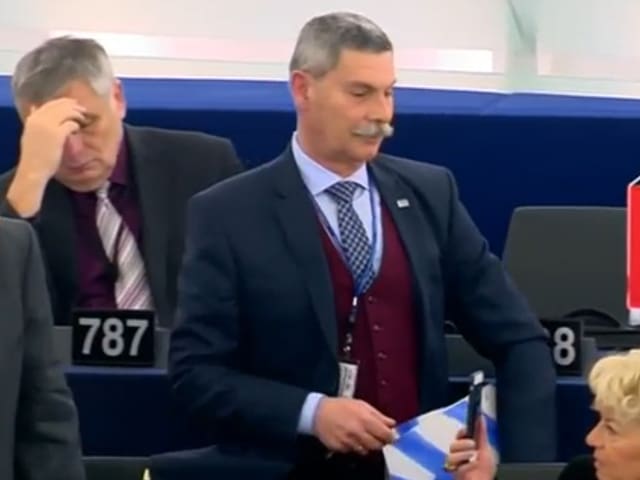 Der Abgeordnete Eleftherios Synadinos steht auf. Der Abgeordnete Eleftherios Synadinos steht auf.