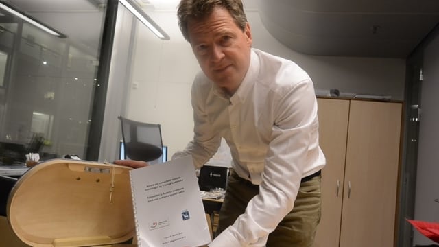 Tromsös Bürgermeister Jens Johan Hjort präsentiert das historische Abkommen mit den Sami. Tromsös Bürgermeister Jens Johan Hjort präsentiert das historische Abkommen mit den Sami.