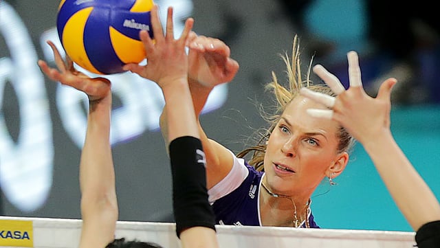 Olesia Rykhliuk am Netz. Olesia Rykhliuk am Netz.