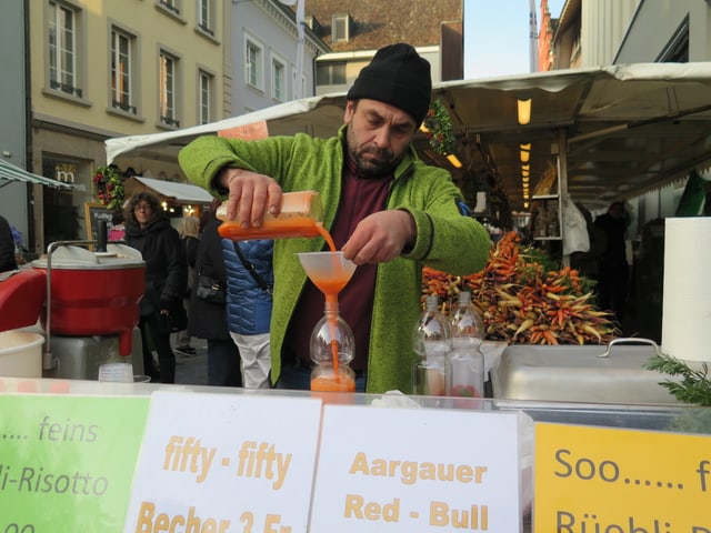 Mann mischt Karottensaft Mann mischt Karottensaft