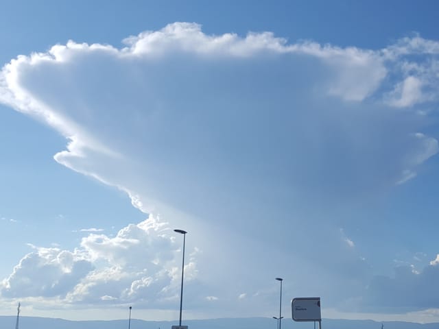 Cirrenschirm, der sich vom Jura Richtung Kanton Freiburg schob.
