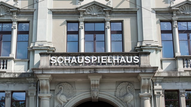 Die Fassade des Zürcher Schauspielhauses. Die Fassade des Zürcher Schauspielhauses.