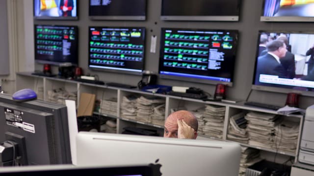 Blick in die Redaktion des Tages-Anzeigers. Dort stehen viele Bildschirme mit farbigen Balken drauf. Blick in die Redaktion des Tages-Anzeigers. Dort stehen viele Bildschirme mit farbigen Balken drauf.