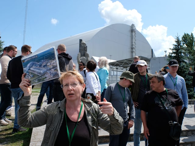 Tourguide vor Touristen. Tourguide vor Touristen.