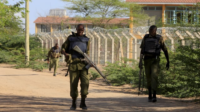 Kenianische Soldaten am Zaun der Universität vo Garissa. Kenianische Soldaten am Zaun der Universität vo Garissa.
