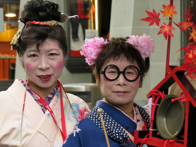 Asiatische frauen treffen schweiz