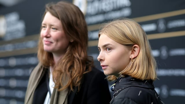 Eine junge und eine etwas ältere Frau vor deiner Wand mit der Aufschrift "Zurich Film Festival" Eine junge und eine etwas ältere Frau vor deiner Wand mit der Aufschrift "Zurich Film Festival"