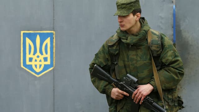 Ein vermutlich russischer Soldat, steht Wache. Ein vermutlich russischer Soldat, steht Wache.