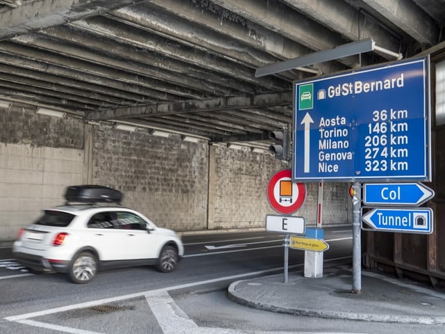 Auto fährt in Richtung des Tunngels beim Grossen Sankt Bernhard Auto fährt in Richtung des Tunngels beim Grossen Sankt Bernhard