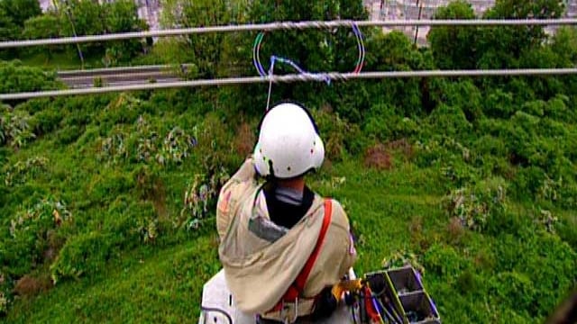 Jemand repariert eine Stromleitung Jemand repariert eine Stromleitung