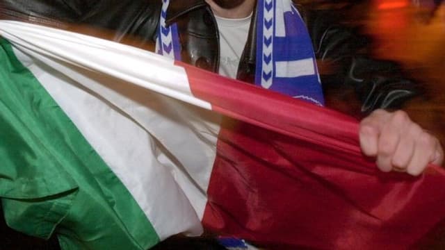 Italienfahne von Mann gehalten Italienfahne von Mann gehalten