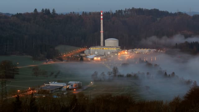 AKW Mühleberg im anbrechenden Tageslicht, Nebelschwaden umgeben das Kraftwerk. AKW Mühleberg im anbrechenden Tageslicht, Nebelschwaden umgeben das Kraftwerk.