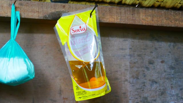 Reines Palmöl in einem Plastik-Sack häng an einem Nagel an der Wand Reines Palmöl in einem Plastik-Sack häng an einem Nagel an der Wand